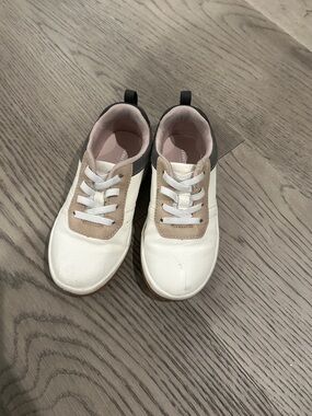 Kenneth Cole Kids Sneakers in white and tan
